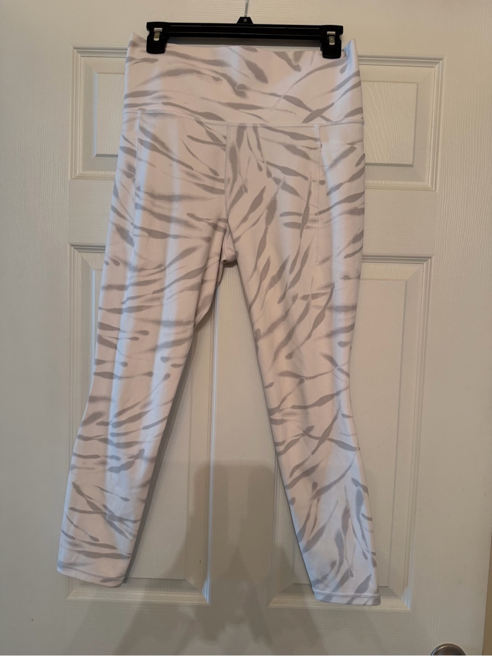 Athleta Salutation Stash Pocket II 7/8 Tight Zebra Print Leggings